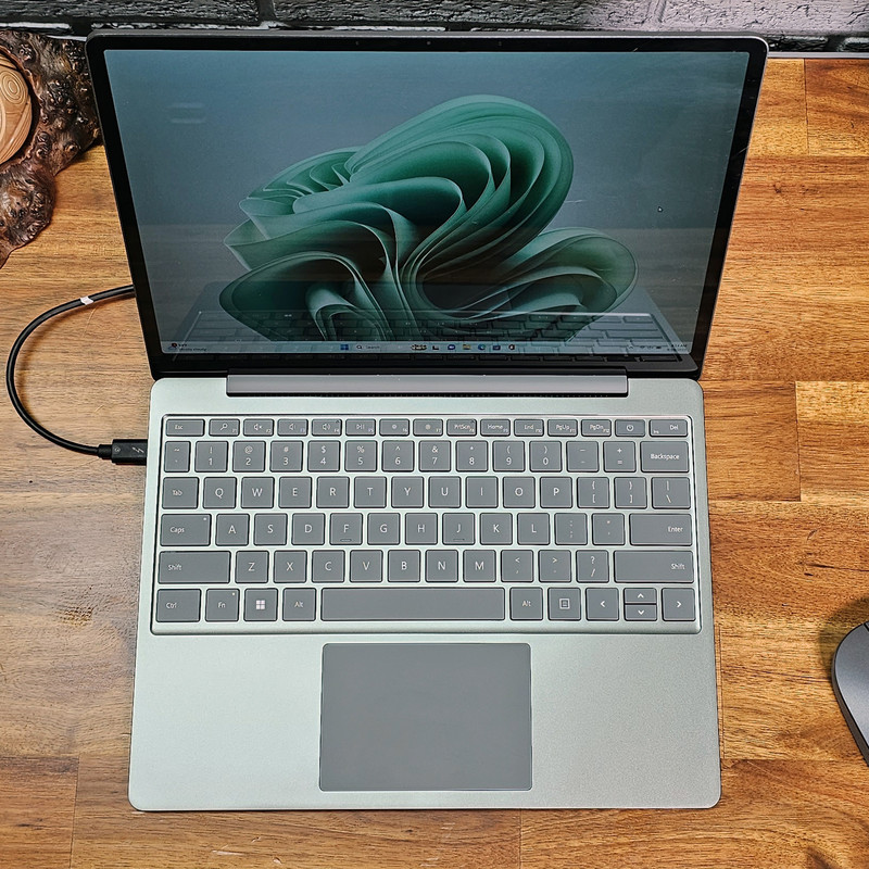 لپ تاپ 12.4 اینچی مایکروسافت مدل Surface Laptop Go 3 با پردازنده Core i5-1235U، رم 8 گیگابایت LPDDR5، حافظه SSD با ظرفیت 128 گیگابایت، صفحهنمایش لمسی PixelSense، ویندوز 11 پرو، وزن 1.12 کیلوگرم، شارژدهی تا 15 ساعت