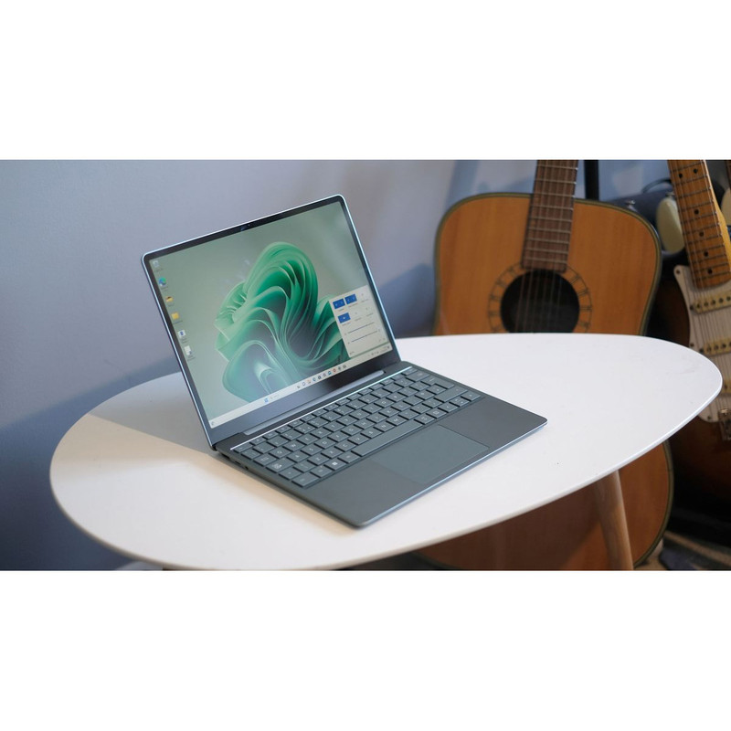 لپ تاپ 12.4 اینچی مایکروسافت مدل Surface Laptop Go 3 با پردازنده Core i5-1235U، رم 8 گیگابایت LPDDR5، حافظه SSD با ظرفیت 128 گیگابایت، صفحهنمایش لمسی PixelSense، ویندوز 11 پرو، وزن 1.12 کیلوگرم، شارژدهی تا 15 ساعت