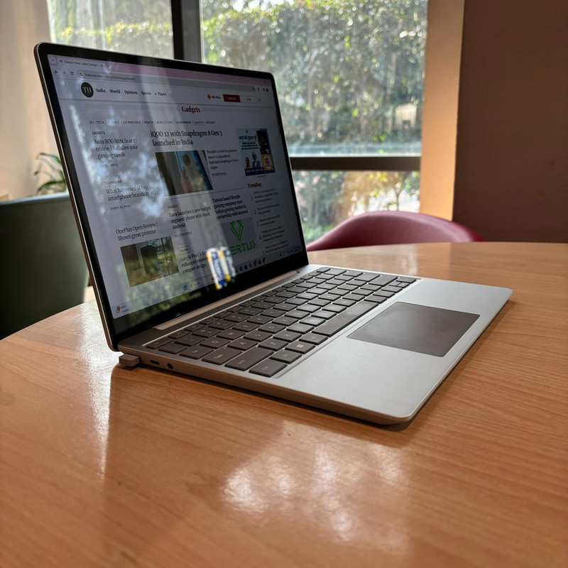 لپ تاپ 12.4 اینچی مایکروسافت مدل Surface Laptop Go 3 با پردازنده Core i5-1235U، رم 8 گیگابایت LPDDR5، حافظه SSD با ظرفیت 128 گیگابایت، صفحهنمایش لمسی PixelSense، ویندوز 11 پرو، وزن 1.12 کیلوگرم، شارژدهی تا 15 ساعت