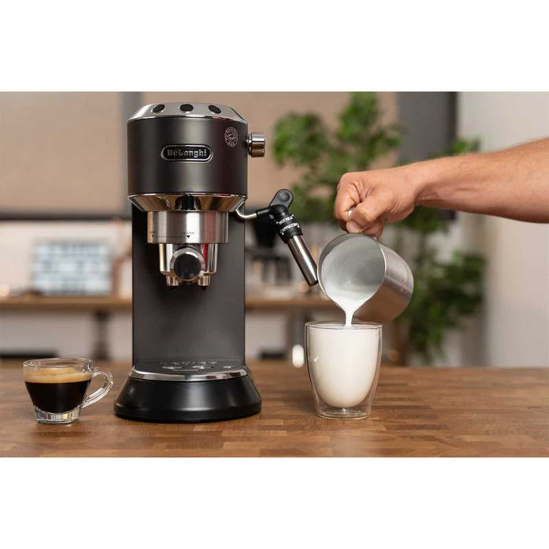 اسپرسوساز خانگی دلونگی مدل EC685، ظرفیت مخزن آب 1100 میلیلیتر، نیمه اتوماتیک با مصرف پودر قهوه، مناسب تهیه لانگو، 2 نازل قهوه، سیستم گرمکن فنجان و نازل بخار دستی